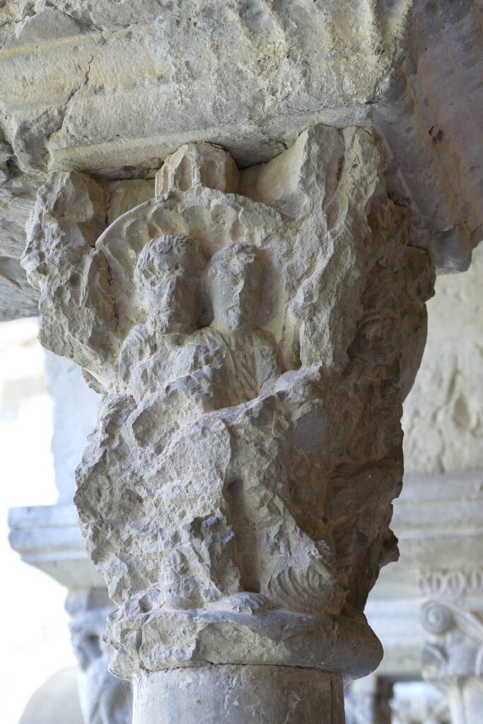 Capital of the cloister of Catedral de Girona 01.jpg