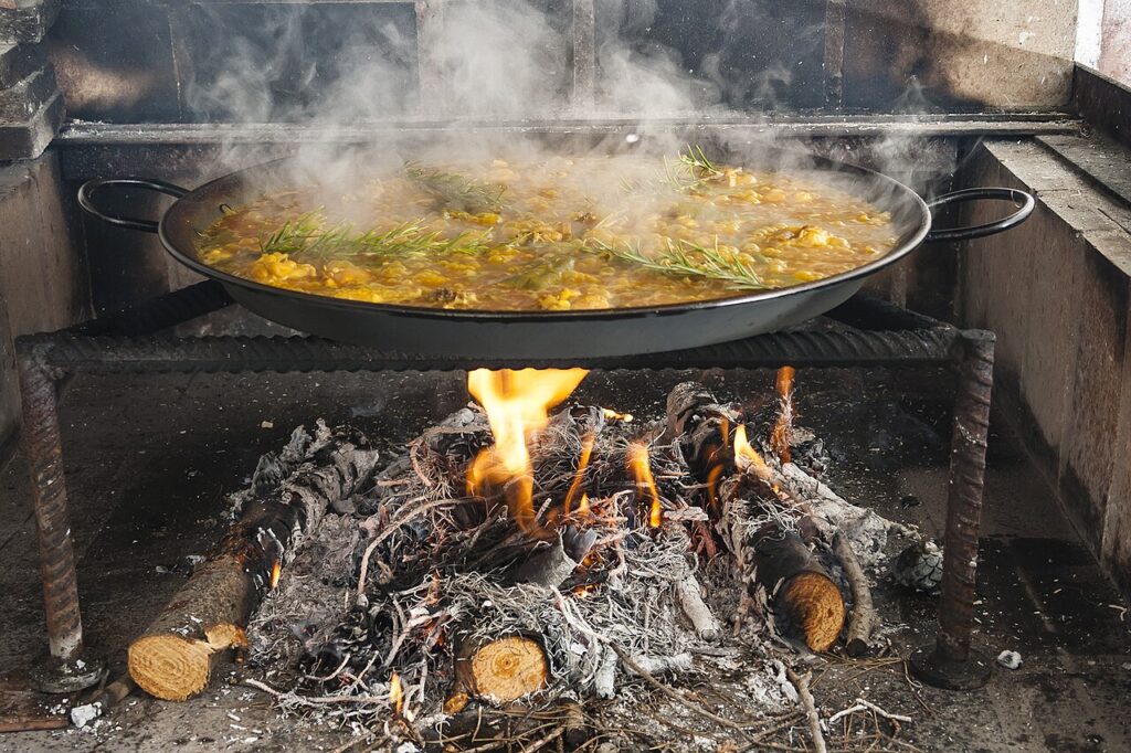 03 paella hirviendo con romero.jpg